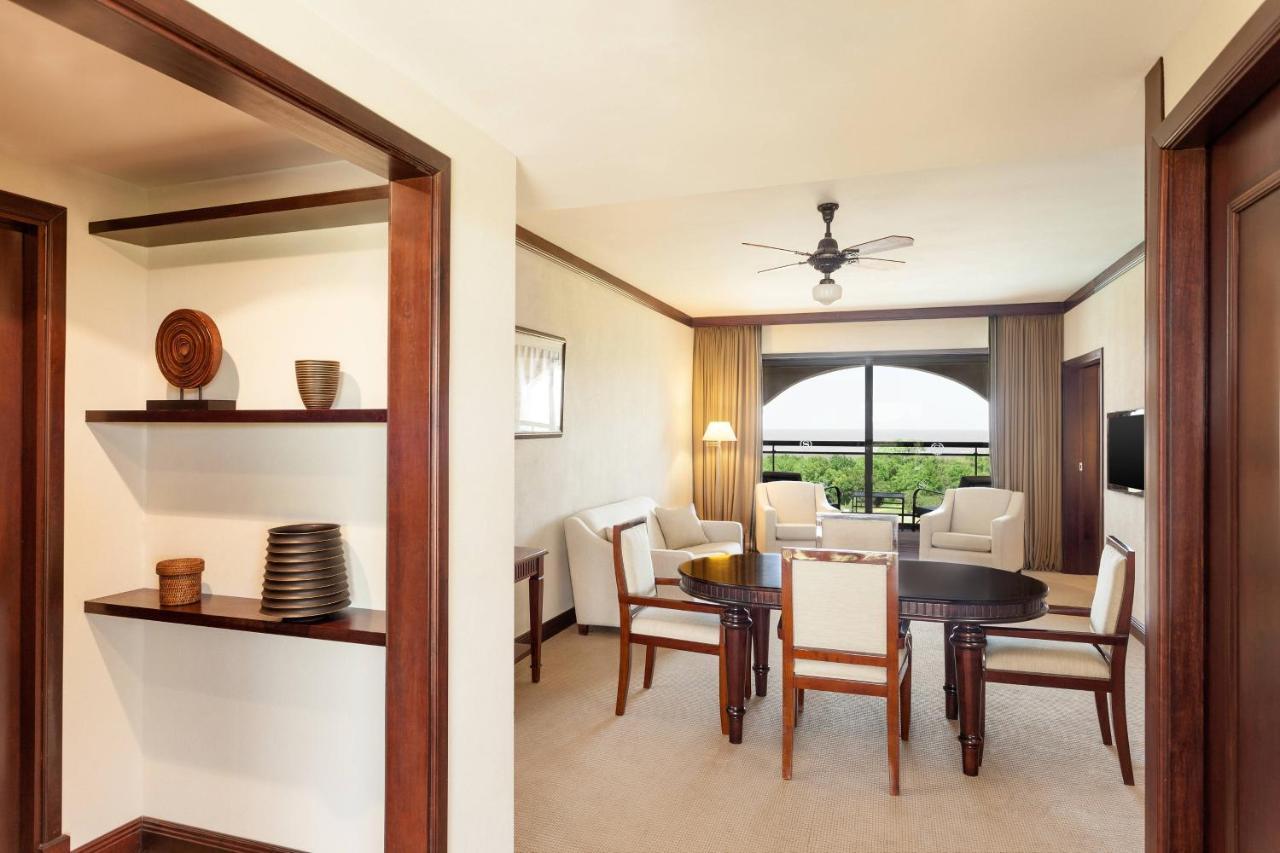 Sheraton Colonia Golf & Spa Resort Колония дел Сакременто Екстериор снимка A suite at the Hilton Cancun Resort