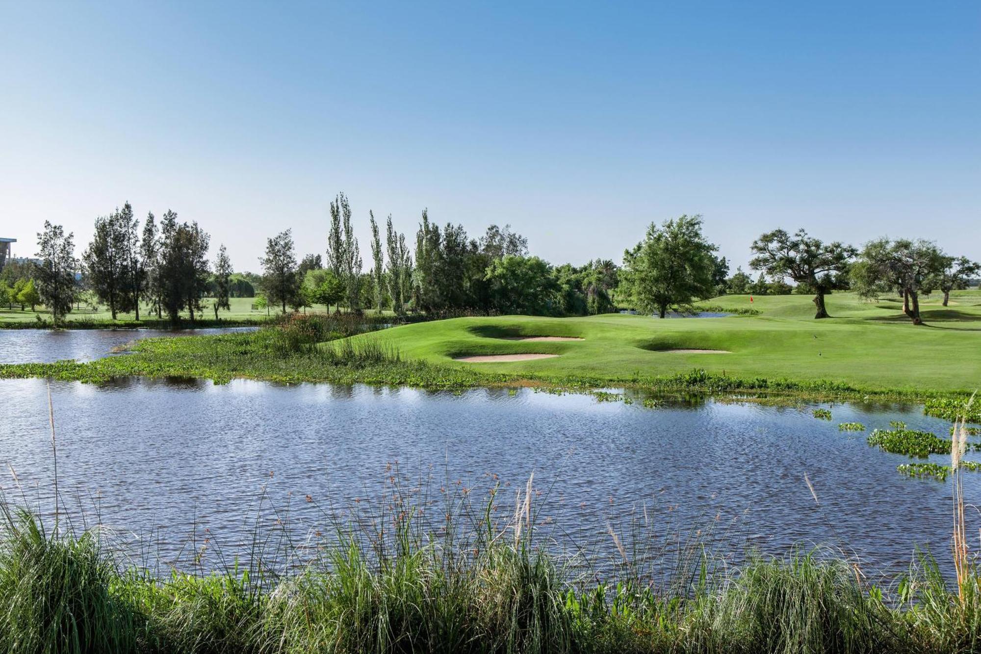Sheraton Colonia Golf & Spa Resort Колония дел Сакременто Екстериор снимка Golf course in the city