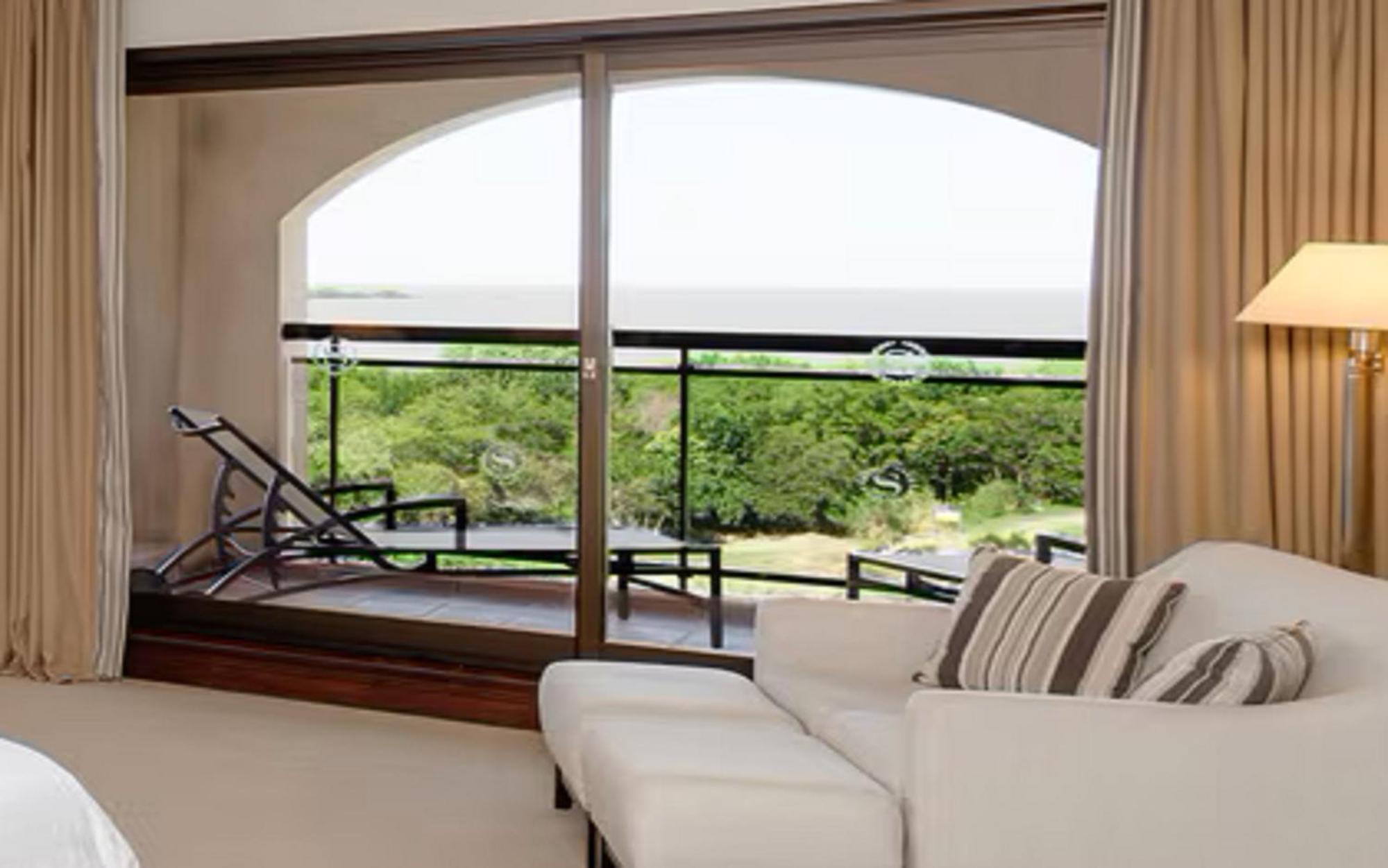 Sheraton Colonia Golf & Spa Resort Колония дел Сакременто Екстериор снимка A window with a roller blind