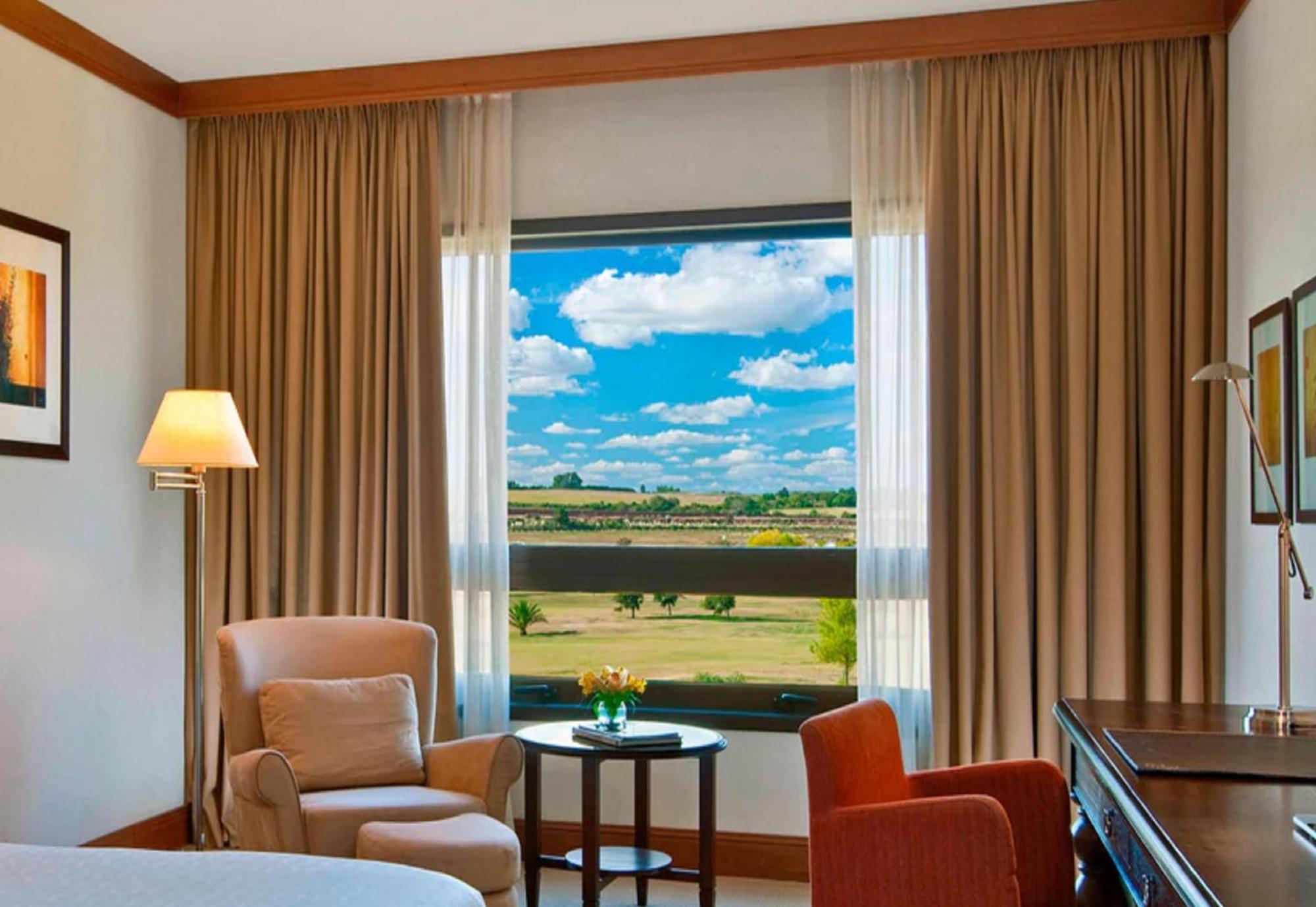 Sheraton Colonia Golf & Spa Resort Колония дел Сакременто Екстериор снимка A room at the hotel