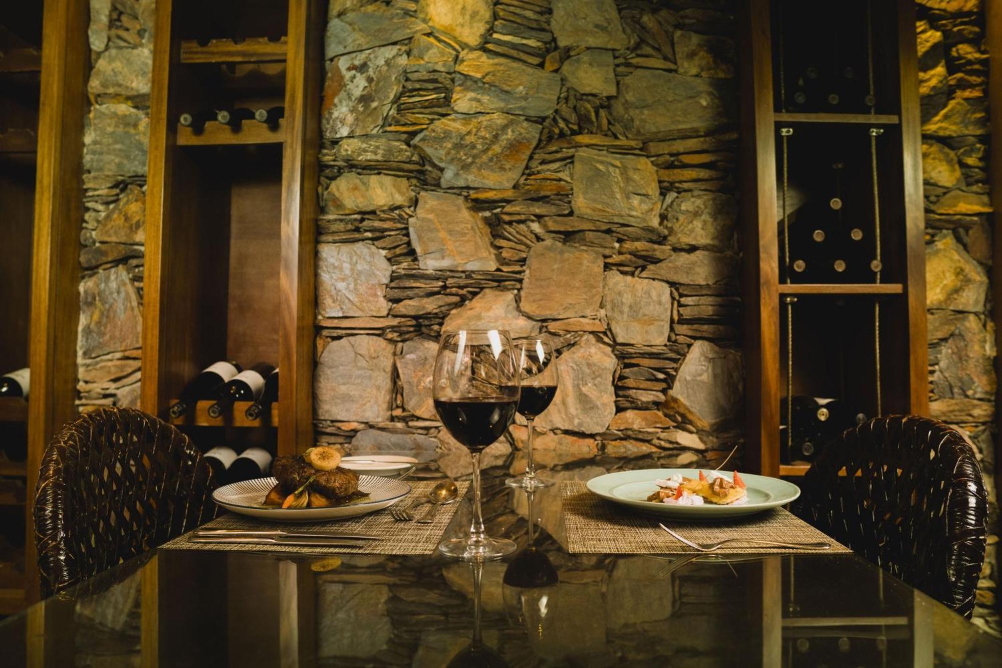 Sheraton Colonia Golf & Spa Resort Колония дел Сакременто Екстериор снимка Wine tasting at the Wine Museum