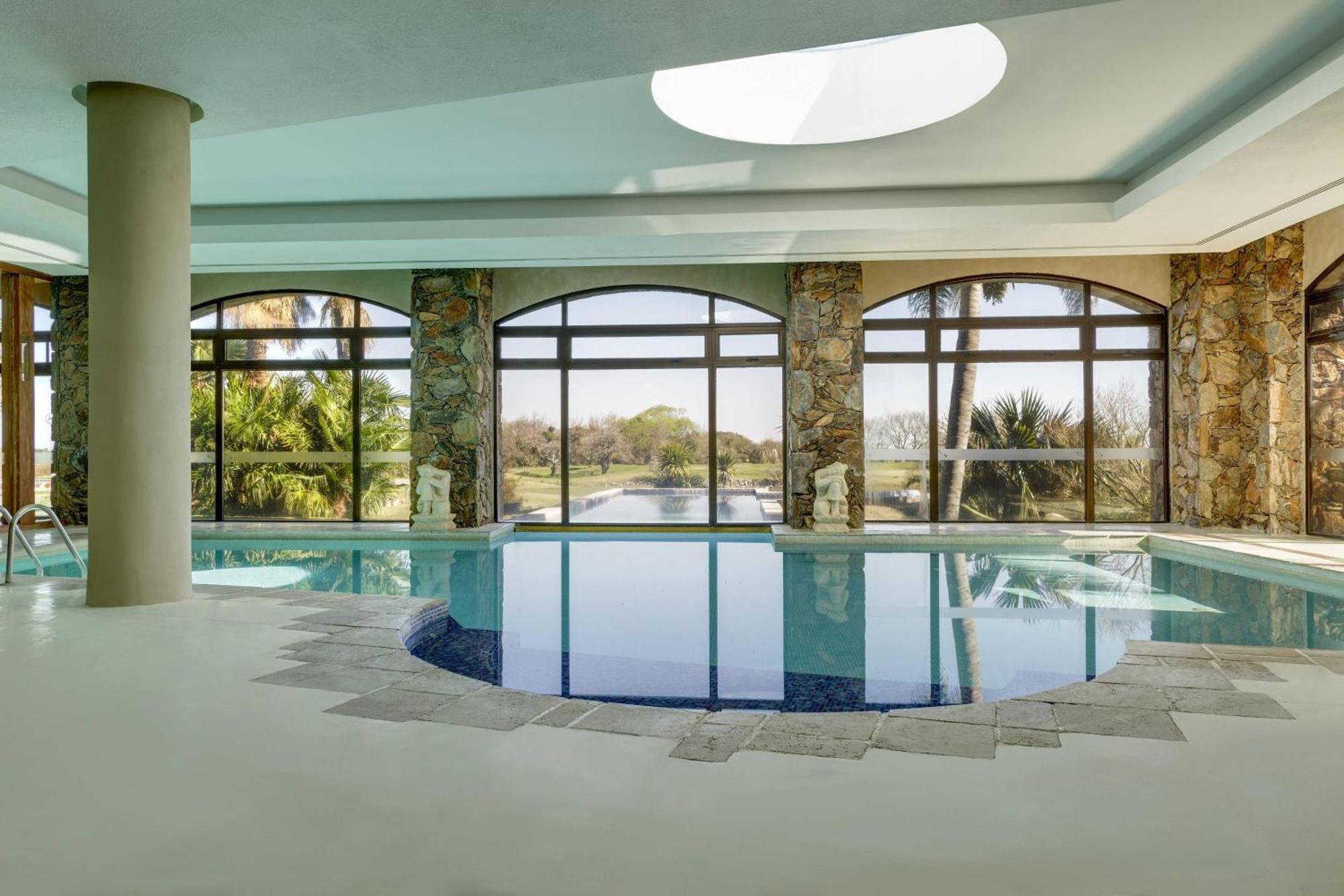 Sheraton Colonia Golf & Spa Resort Колония дел Сакременто Екстериор снимка The swimming pool at the hotel