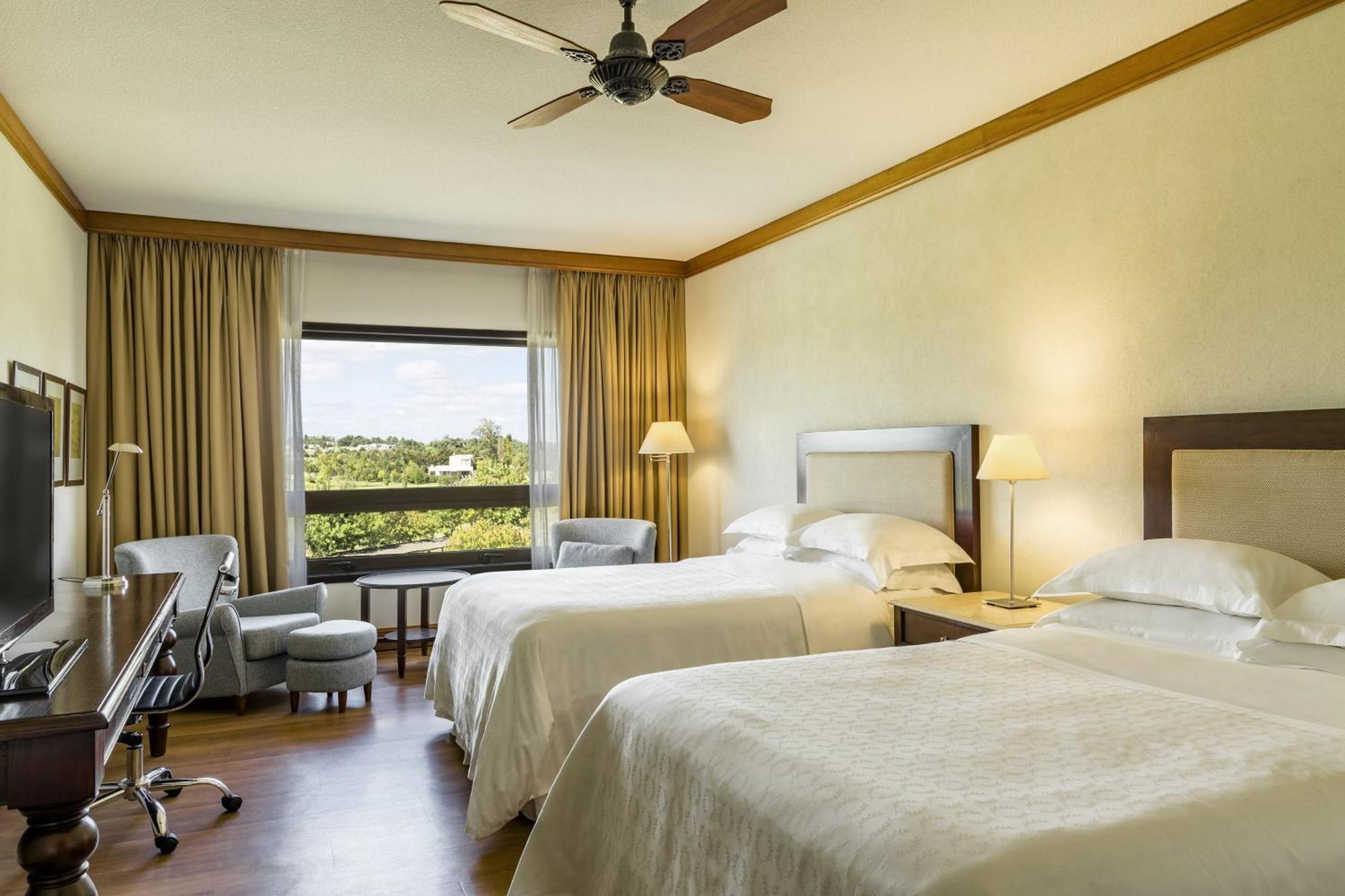 Sheraton Colonia Golf & Spa Resort Колония дел Сакременто Екстериор снимка A guest room at the Hilton San Diego Bayfront