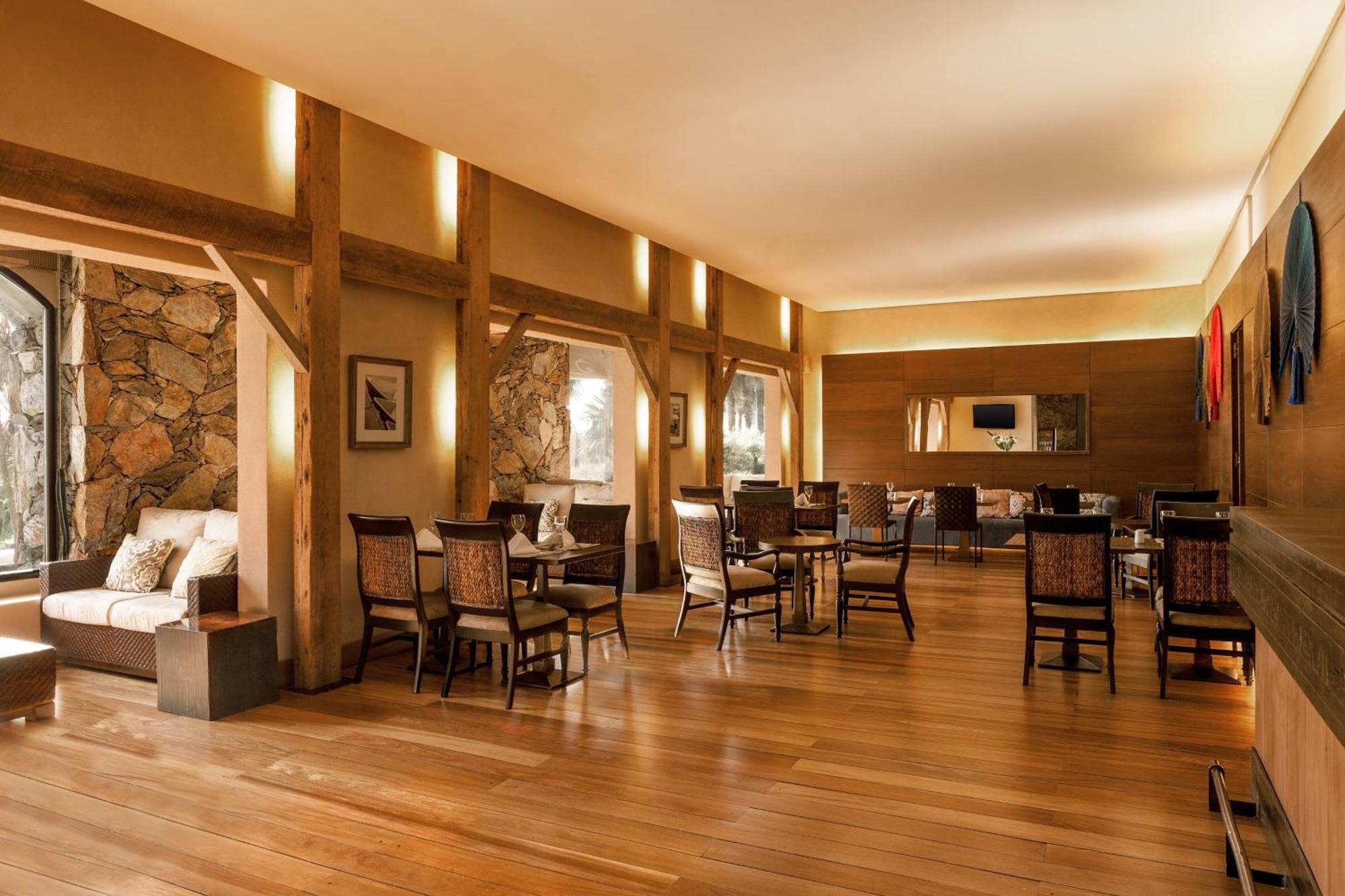Sheraton Colonia Golf & Spa Resort Колония дел Сакременто Екстериор снимка The restaurant at the hotel