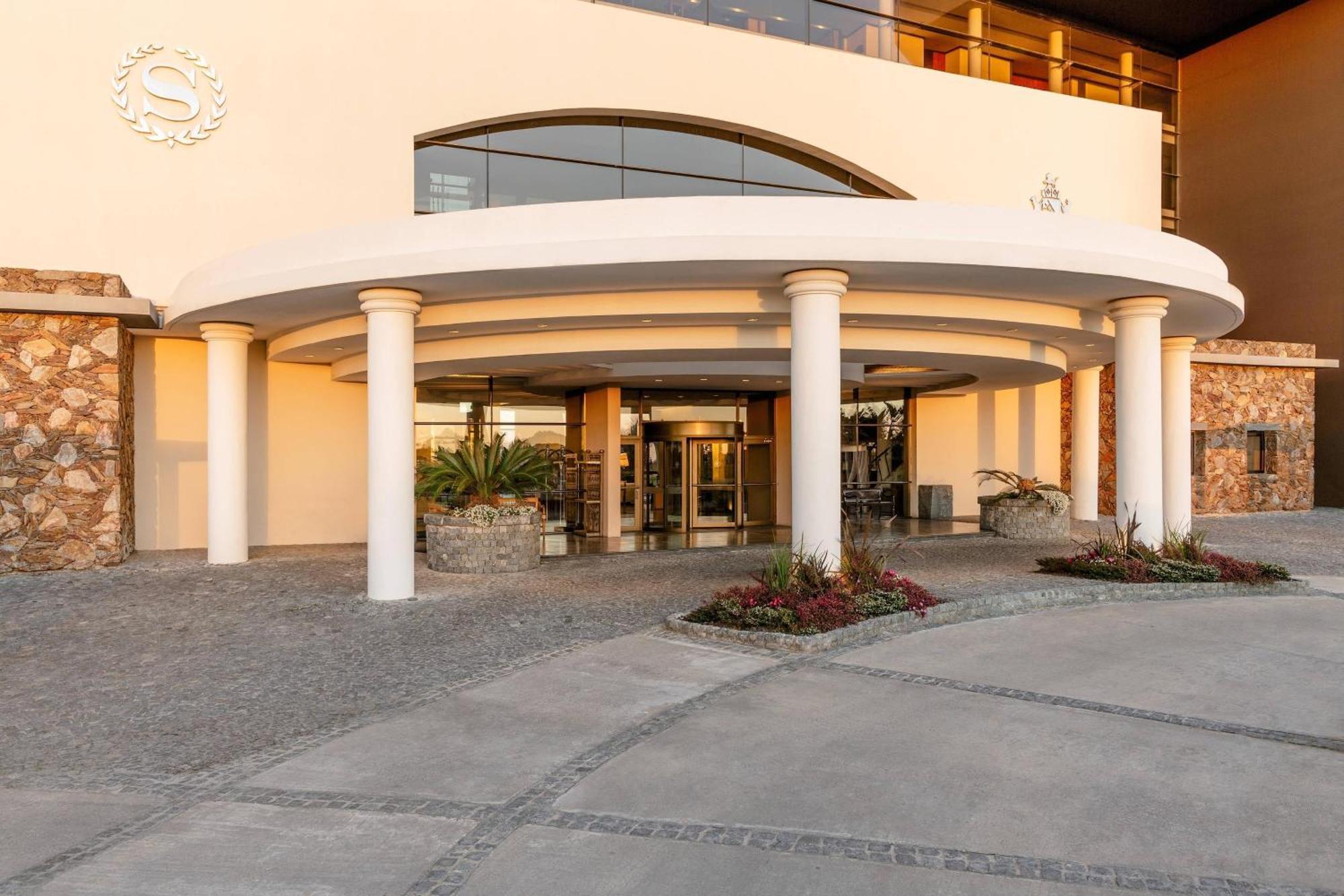Sheraton Colonia Golf & Spa Resort Колония дел Сакременто Екстериор снимка Entrance of the hotel