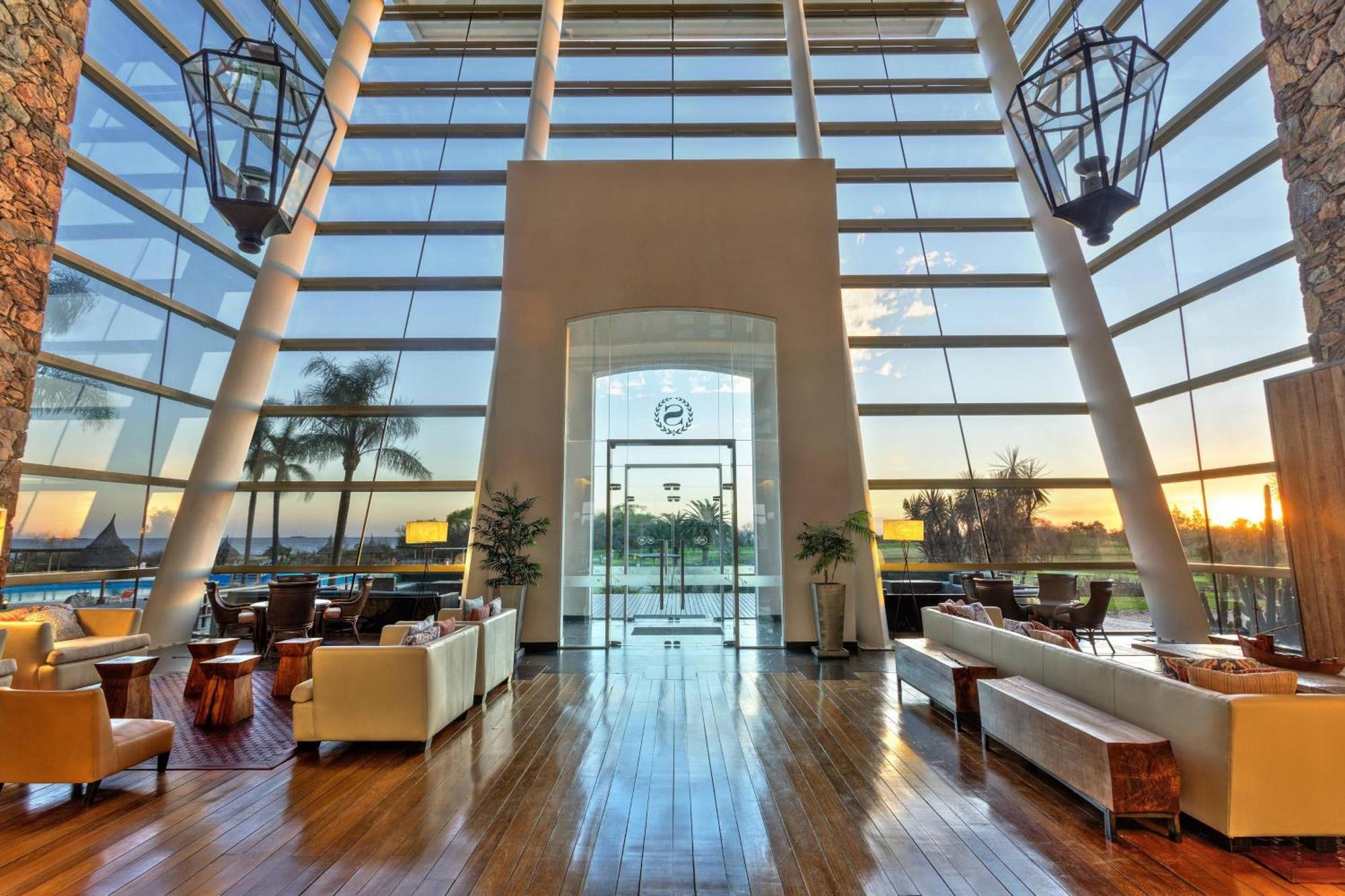 Sheraton Colonia Golf & Spa Resort Колония дел Сакременто Екстериор снимка The interior of the airport's VIP lounge