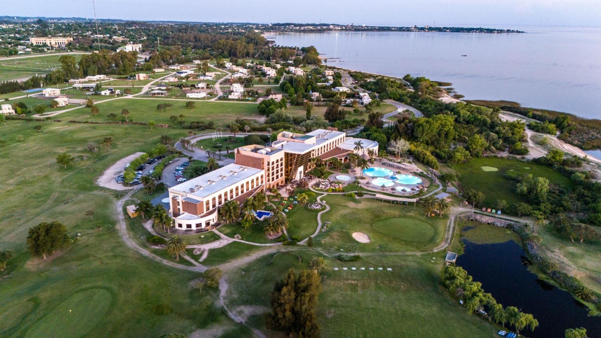 Sheraton Colonia Golf & Spa Resort Колония дел Сакременто Екстериор снимка Aerial view of the hotel