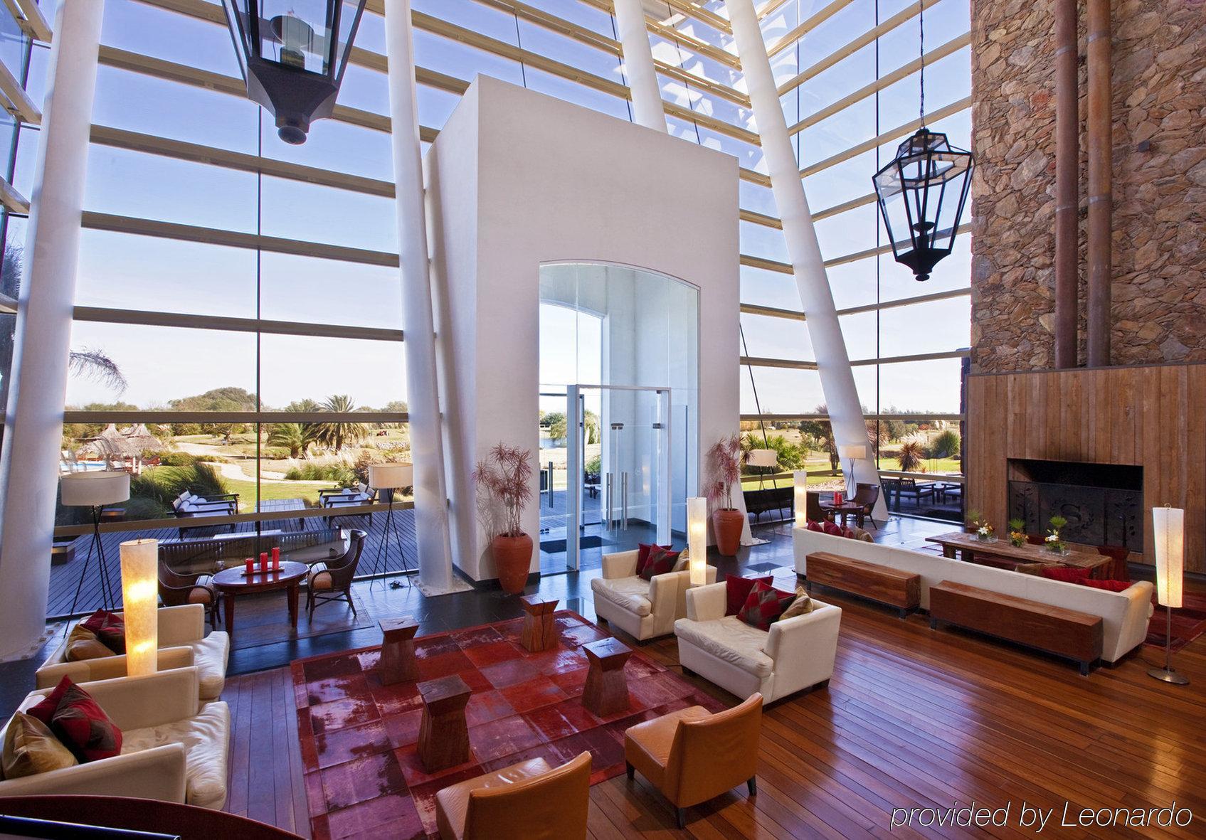 Sheraton Colonia Golf & Spa Resort Колония дел Сакременто Интериор снимка Interior of the clubhouse